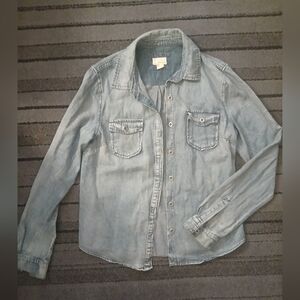 LIKE NEW FOREVER 21 SIZE M LIGHT BLUE SOFT DENIM BUTTON UP
